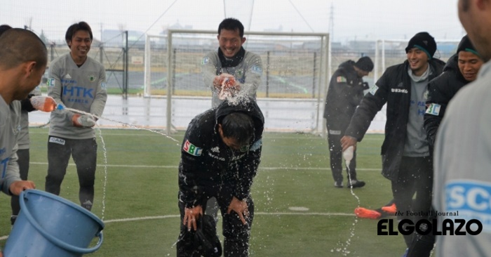 松本の反町康治監督、降雪の中で迎えた誕生日。選手から激しい“お湯の祝福”を受ける