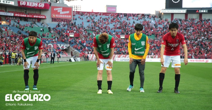 元湘南の浦和4選手が湘南ゴール裏へ。「結果がどうであれ、挨拶にいくことは決めていた」（菊池）
