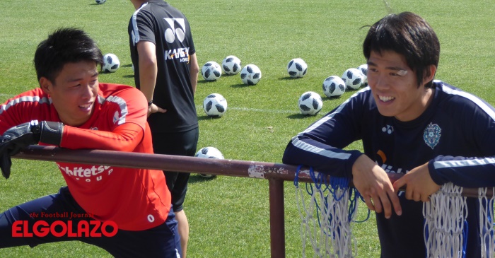 U-21日本代表の冨安健洋が福岡・雁ノ巣練習場に。井原正巳監督らとボール回しにも参加