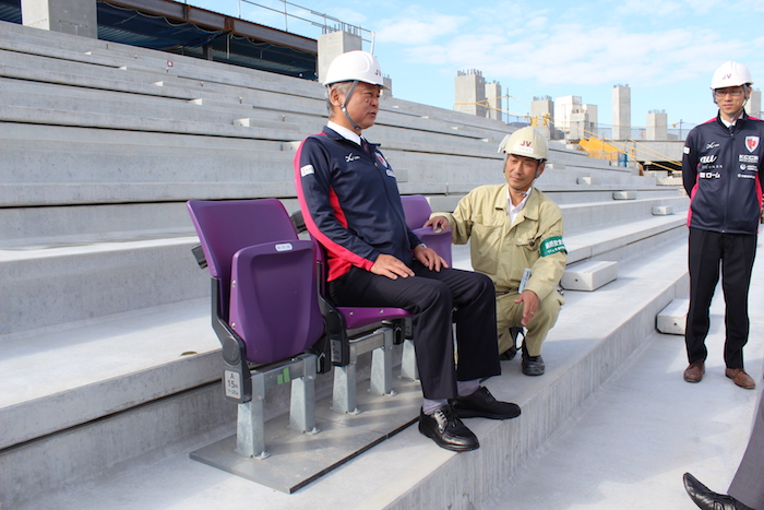 京都・山中大輔社長が建設中のスタジアムを訪問。現場の作業員たちに感謝を伝え、タオルマフラーを贈呈する