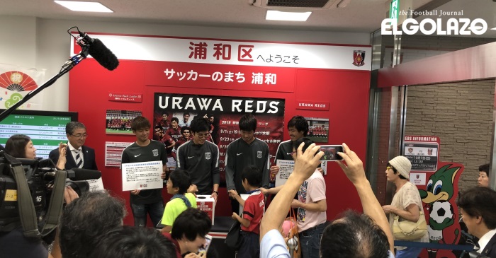 浦和と札幌が試合翌日に地元の少年団を招いてサッカー交流を開催