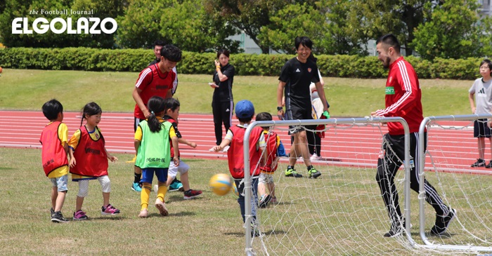 岩沼市の岩沼市陸上競技場リニューアル記念イベントで、仙台がサッカー教室を開催