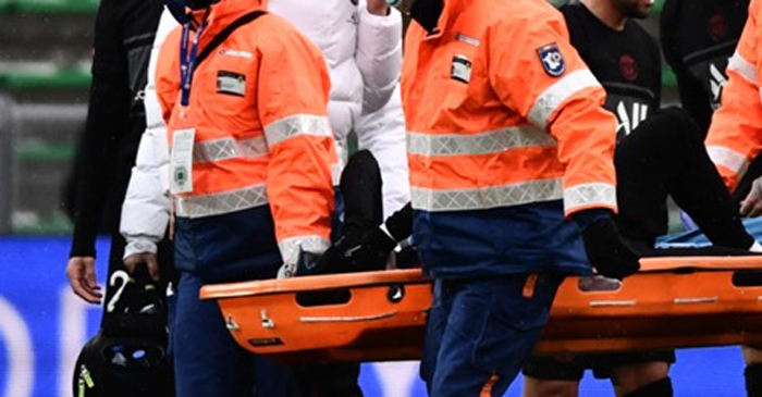PSGネイマールに重傷の可能性…負傷した左足を固定して両杖でスタジアムを後に