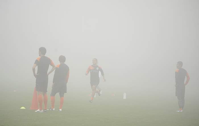 これが“レインボー名物”。霧に飲み込まれ、幻想的な光景となった愛媛の練習場