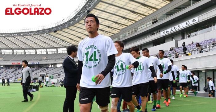 アキレス腱断裂の澤井直人に向け、東京Vの選手たちがメッセージTシャツ着用で入場。「いい状態で戻ってきて」