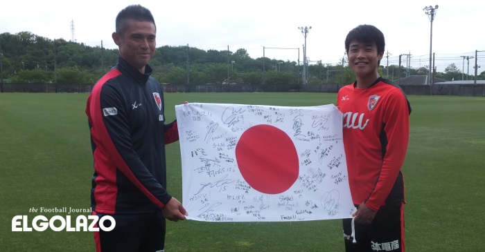 「世界へ羽ばたけ!」。U-20W杯へ向かう岩崎悠人に手渡された“魂の日の丸”