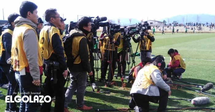 リーグ最終節を前に、地元メディアが松本の練習場に集結。「人命救助以来だな」（反町康治監督）